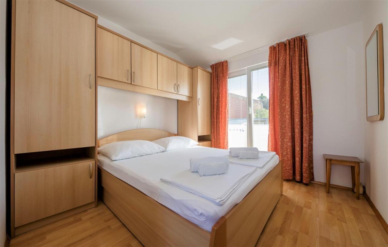 Apartments Stanicic Kampor Екстер'єр фото